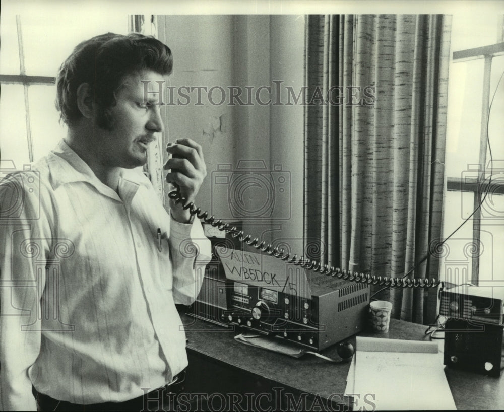 1976 Press Photo Guatemala Relief Aid worker, Allen Brady Sr., on HAM radio - Historic Images