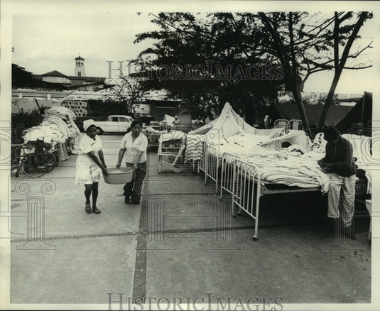 1976 Press Photo Hospital workers tend to sick outside in Guatemala earthquake - Historic Images