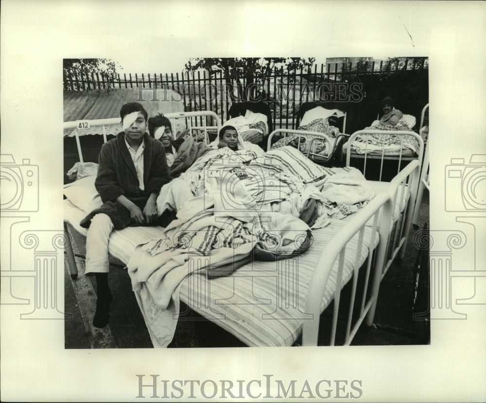 1976 Press Photo Guatemala earthquake victims lay in hospital beds outside - Historic Images