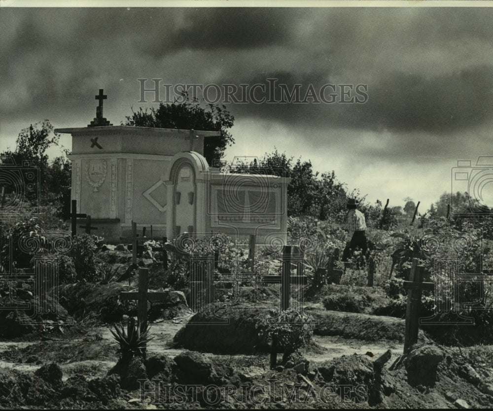 1976 Press Photo Crosses mark fresh graves in San Pedro SacatepÃ©quez cemetery - Historic Images