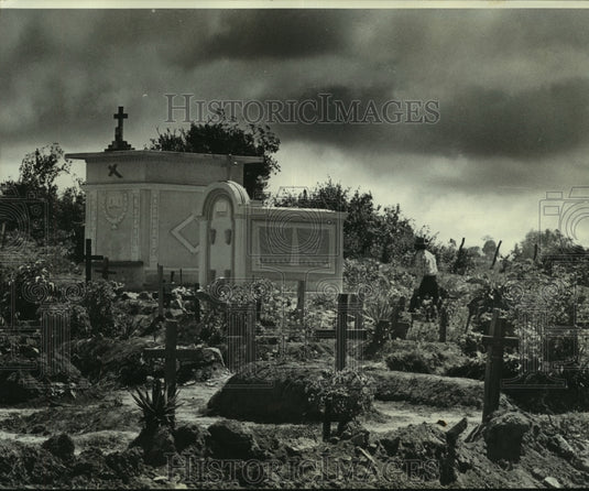 1976 Press Photo Crosses mark fresh graves in San Pedro SacatepÃ©quez cemetery - Historic Images