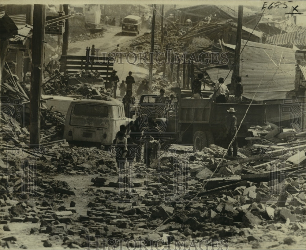 1976 Scene of quake-stricken area in Guatemala - Historic Images