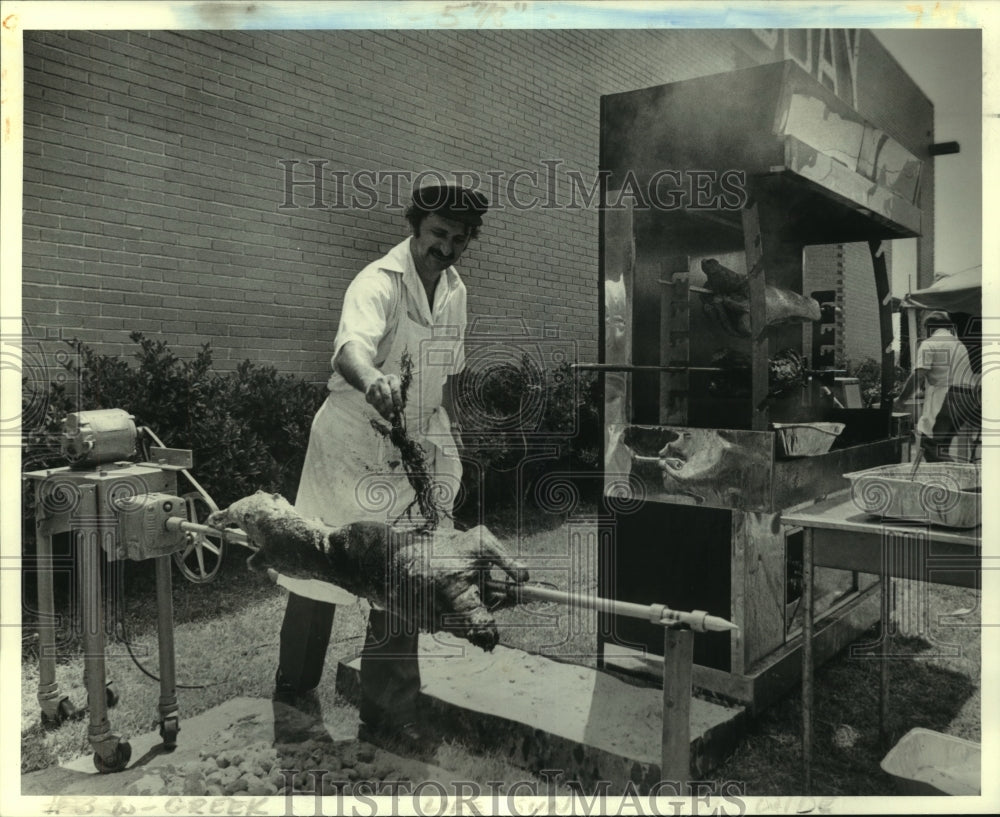 1983 Press Photo George Charalambopoulos cooking during Greek festival - Historic Images