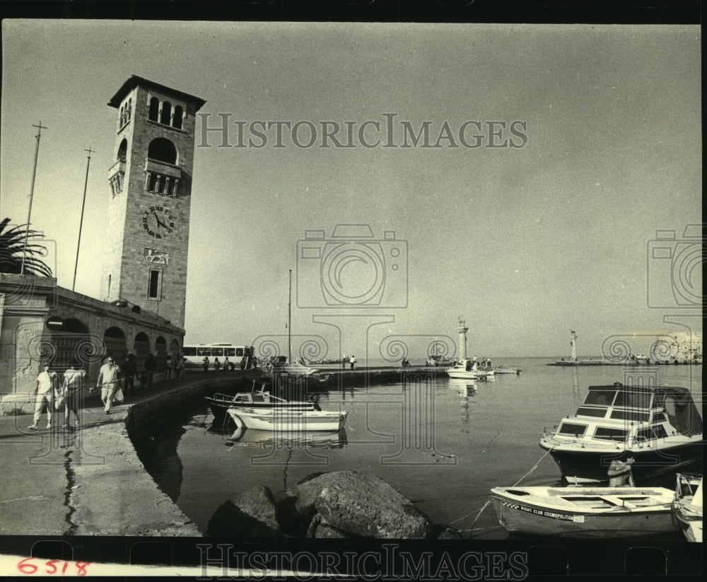 1983 Press Photo Greek island harbor once spanned by the Colosseus of Rhodes - Historic Images