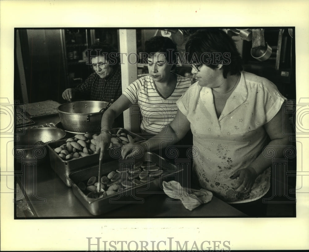 1984 Press Photo Event - Three Ladies Preparing Pastries at the Greek Festival - Historic Images