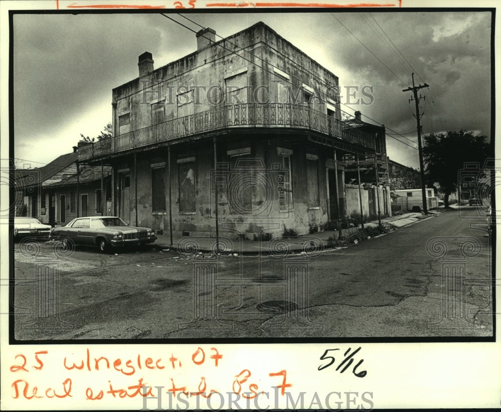 1984 Press Photo Greek Revival Masonry townhouse, historic Esplanade in decay - Historic Images