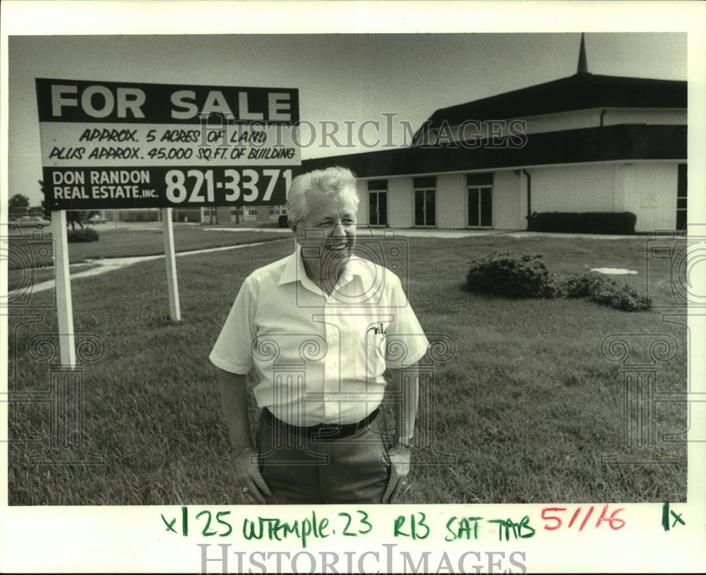 1986 Press Photo Reverend Charles Greene in front of Word of Faith Temple - Historic Images