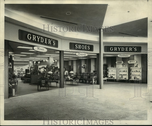 1969 Press Photo View of entrance to Gryder's Shoes in Clearview Shopping Center-Historic Images