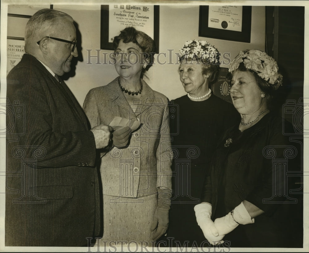 1966 Press Photo Women present check of money donated to hospital official - Historic Images