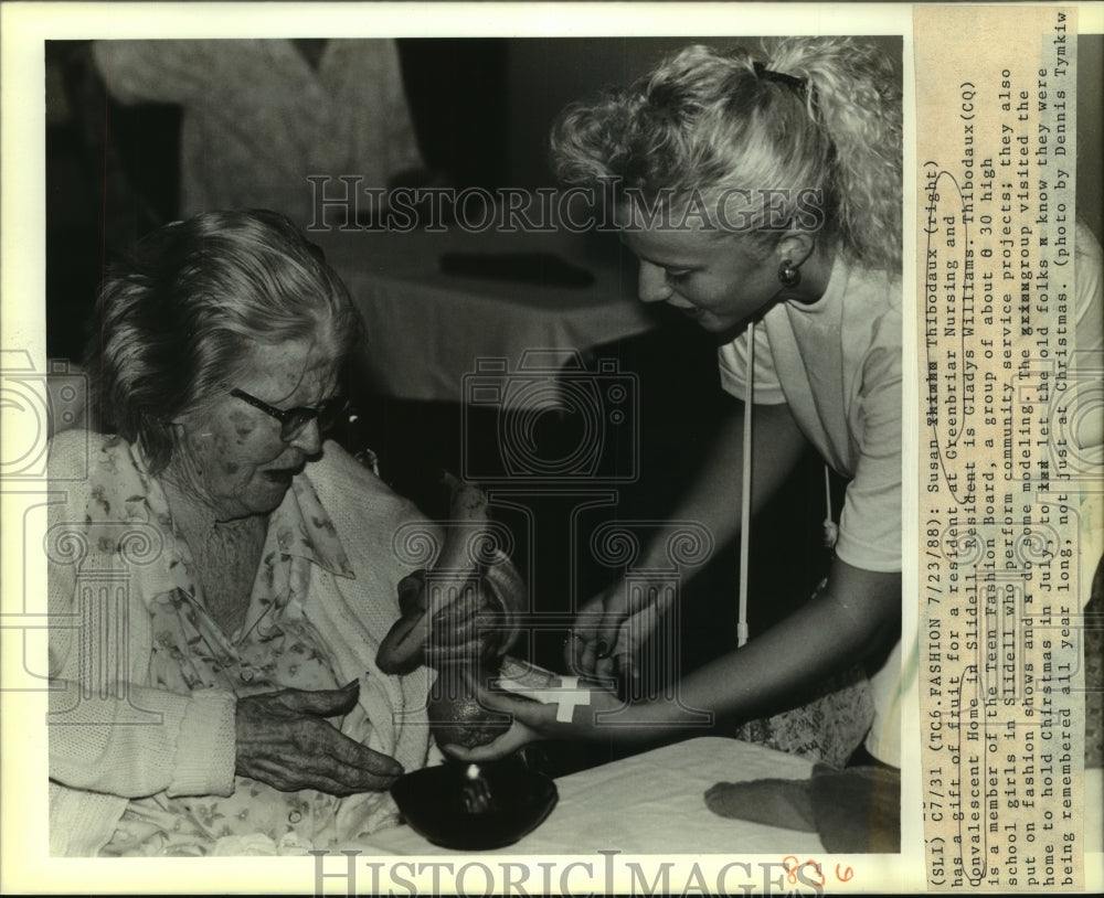 1988 Press Photo Susan Thibodaux gave fruits to Greenbriar Nursing resident - Historic Images