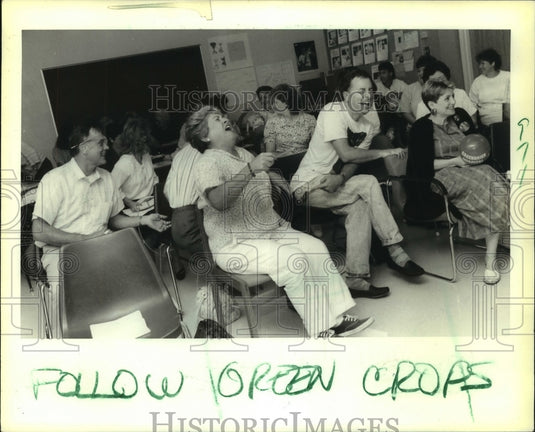 1988 Press Photo Members of audience laugh during talk by Kay Miller - Historic Images
