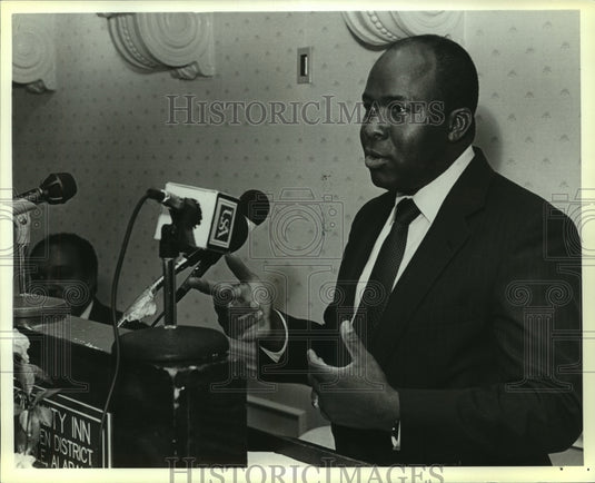 1990 Press Photo Public Safety Director Reuben Greenberg speaking at meeting - Historic Images