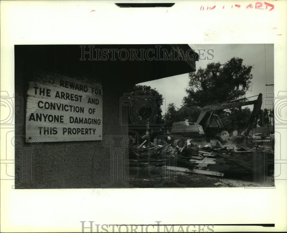 1994 Press Photo Demolition of Green Lizard apartments in Kenner - nob22361 - Historic Images