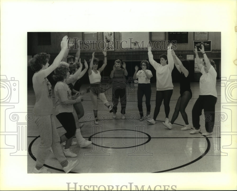 1990 Press Photo Exercise class dances to music - Green Lawn Gym Center - Historic Images
