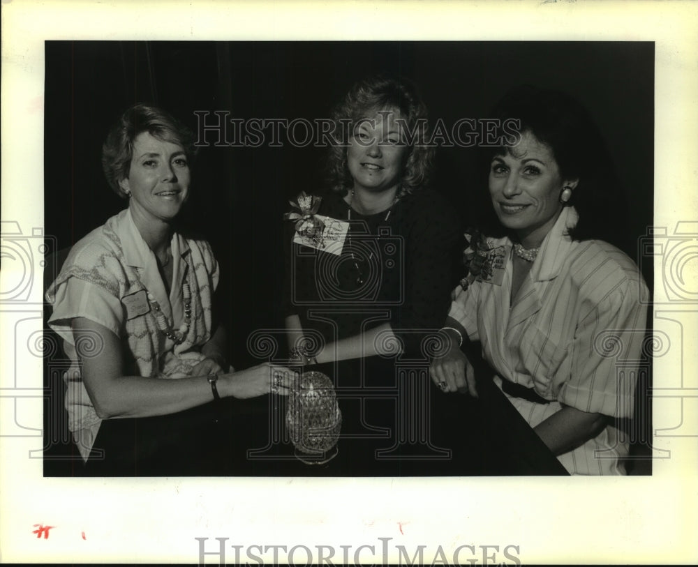 1989 Press Photo Wyes Auction Kick-off Party, - nob22369 - Historic Images