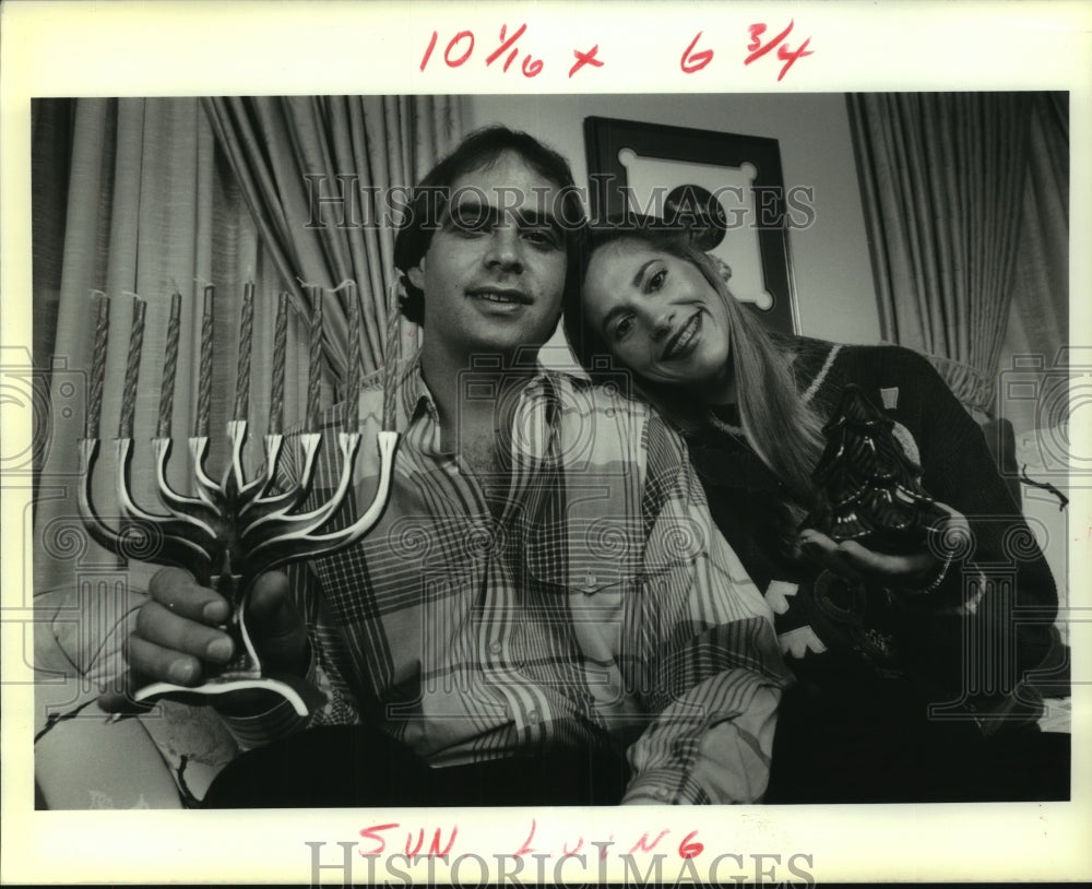 1989 Press Photo Matt &amp; Lesa Greenbaum hold symbol of their respective faith - Historic Images