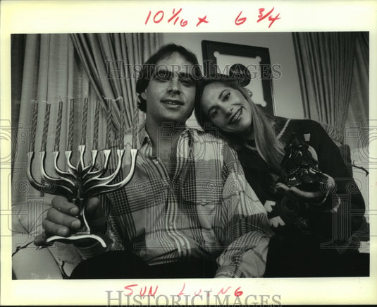 1989 Press Photo Matt & Lesa Greenbaum hold symbol of their respective faith - Historic Images