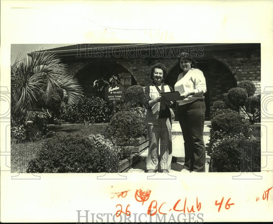 1987 Press Photo Lisa Cacioppo accepts award from Marie Castillon of Garden Club - Historic Images