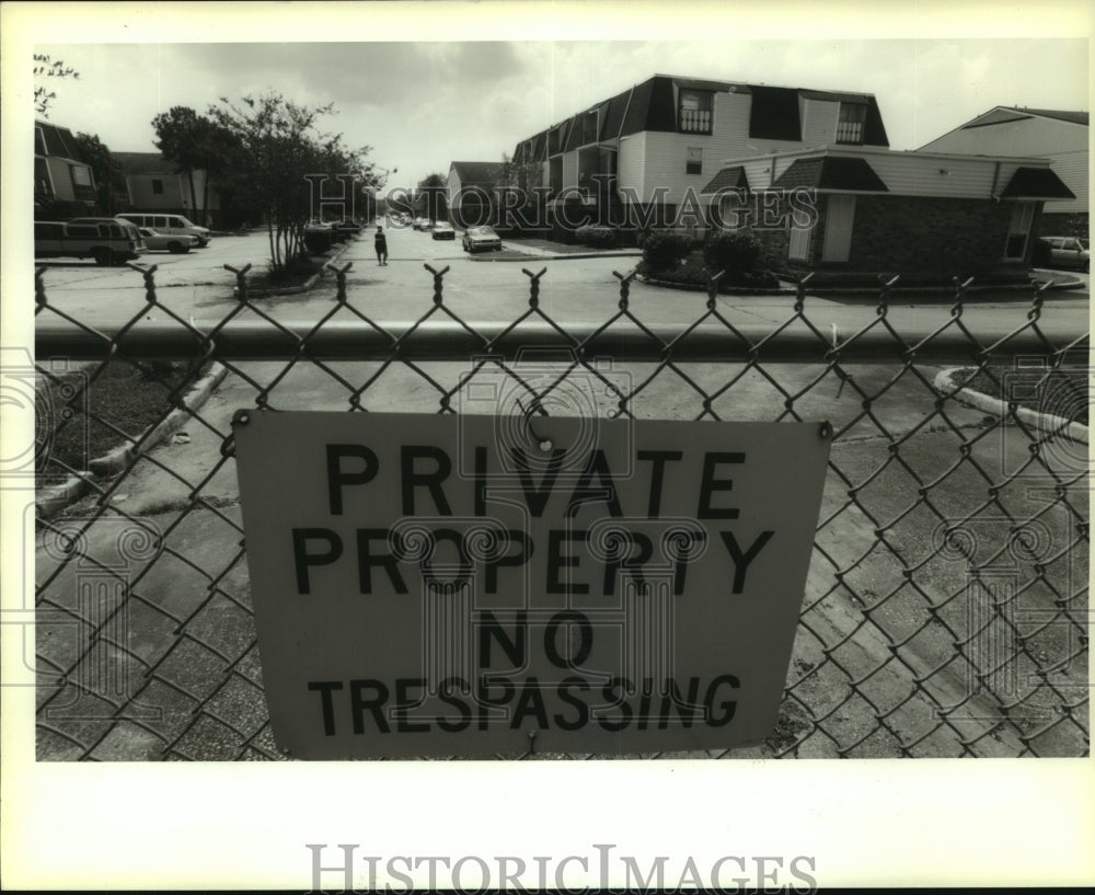 1994 Press Photo A chain link fence surrounds the Green Tree Apartments - Historic Images