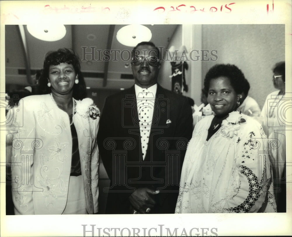 1995 Press Photo Ezora Proctor, Rev. Wilfred Green, Sr., Melva Falls at an event - Historic Images