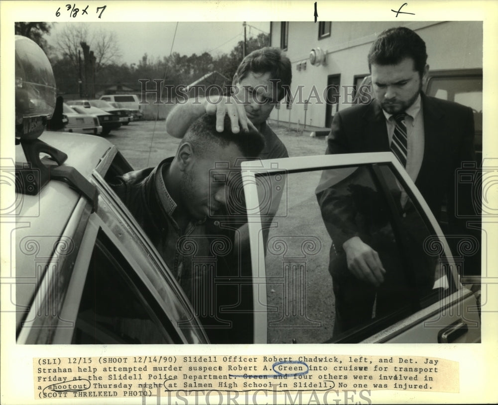 1990 Press Photo Officer Chadwick &amp; Detective Straham help suspect into cruise - Historic Images