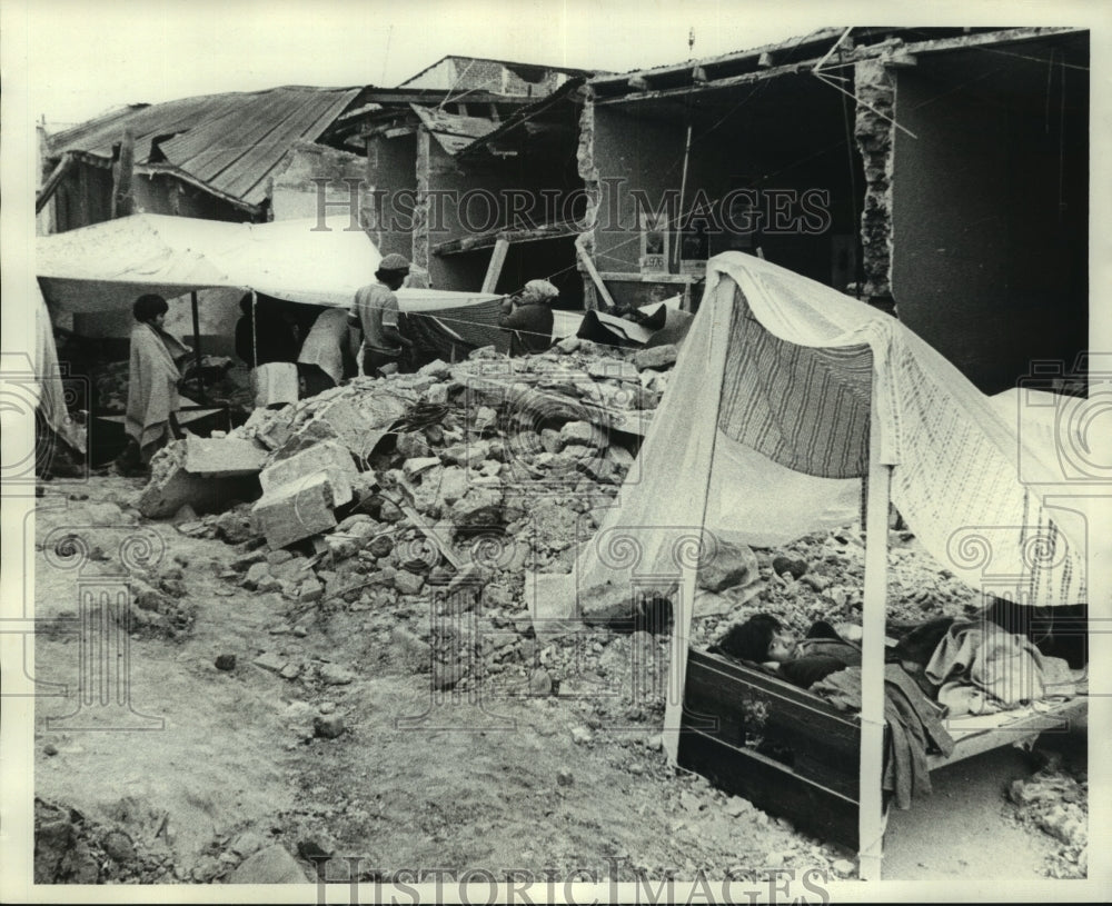 1976 Press Photo Guatemala Scene of Makeshift Housing from Rubble - nob22408 - Historic Images