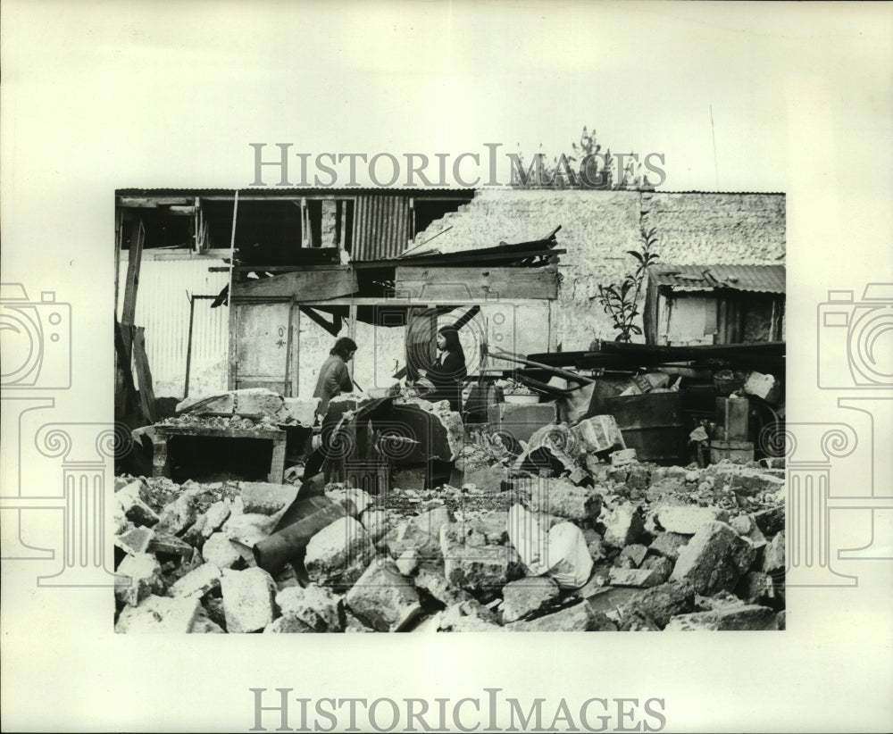 1976 Press Photo Guatemala Scene of Two People in Rubble - nob22409 - Historic Images