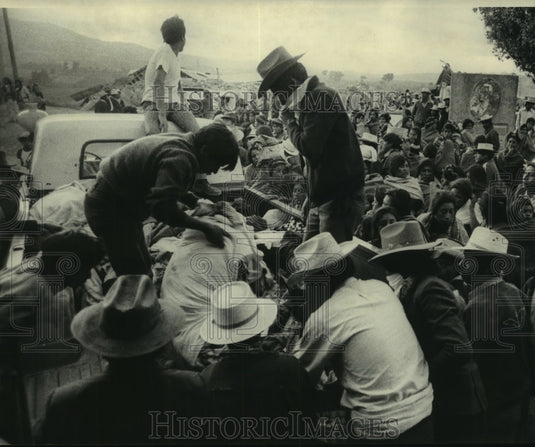 1976 Press Photo Guatemala Earthquake Survivors Gather - nob22413 - Historic Images