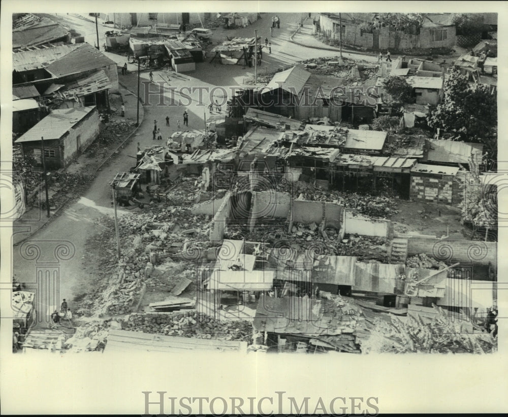 1976 Press Photo Guatemala Earthquake Devastation on a Street Corner - nob22416 - Historic Images