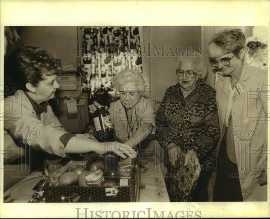 1988 Press Photo Nutrition - Lakeside Hospital Volunteers Brings Groceries - Historic Images