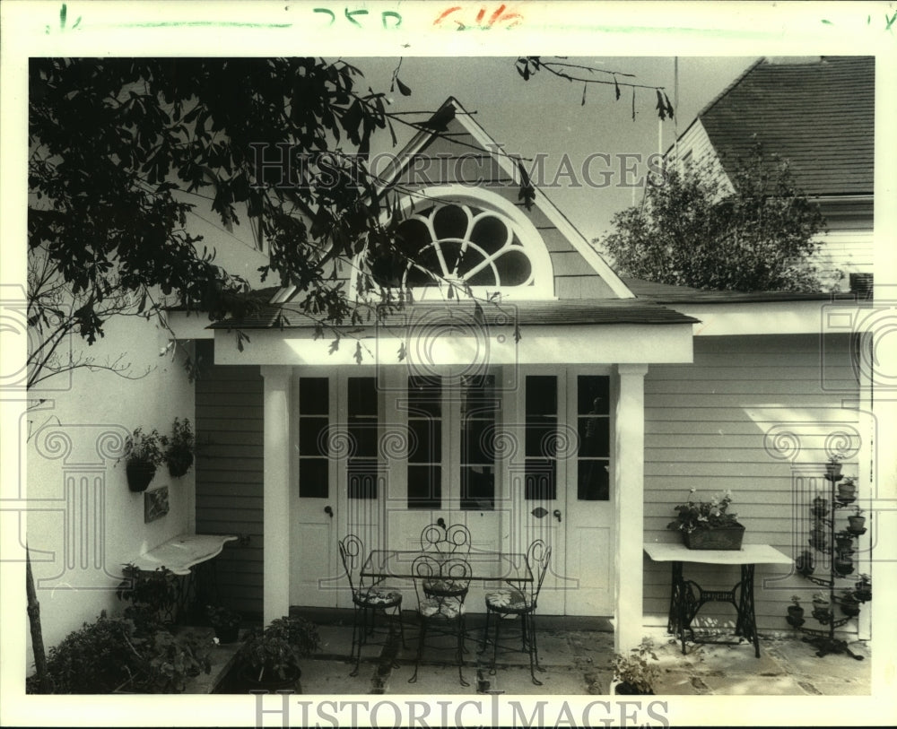 1984 Press Photo Housing - Iron Furnishing on Patio of Guices Home on Hurst St. - Historic Images