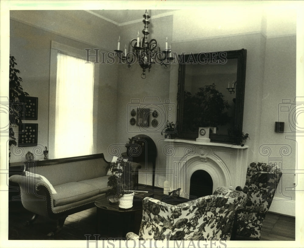 1984 Press Photo Housing - Living Room of Jerry &amp; Anne Guice Home - nob22450 - Historic Images