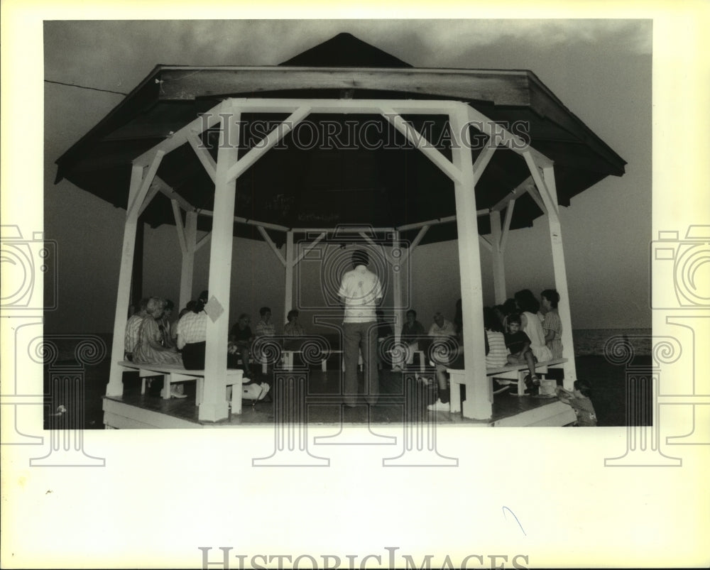 1988 Press Photo Howard Guidey performs rosary on the lakefront in Mandeville - Historic Images