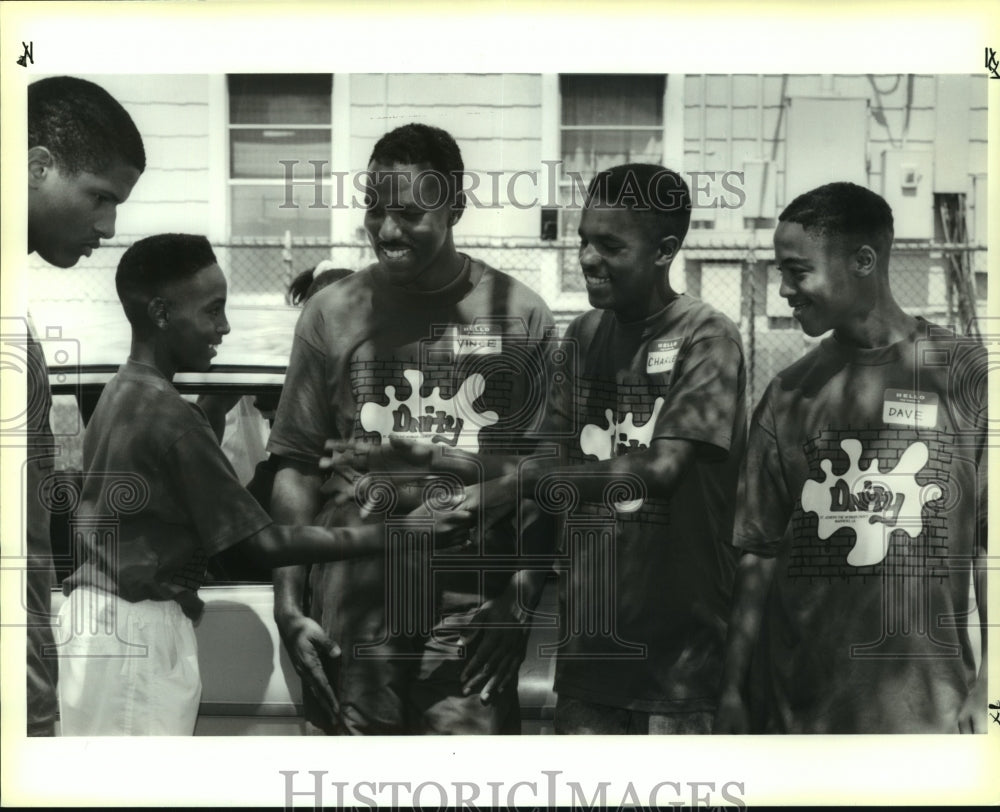 1991 Press Photo Vincent Guider of Youth Ministry at St. Joseph with youngsters - Historic Images