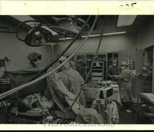 1982 Press Photo Antonio Guido lies ready to receive daughter's kidney - Historic Images