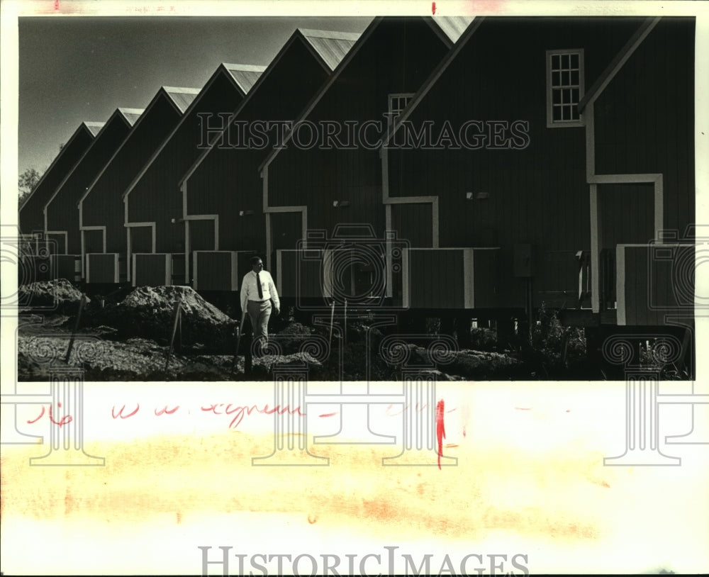 1987 Press Photo Gerald Guidroz, State Park Director at Bayou Segnette Cabins - Historic Images