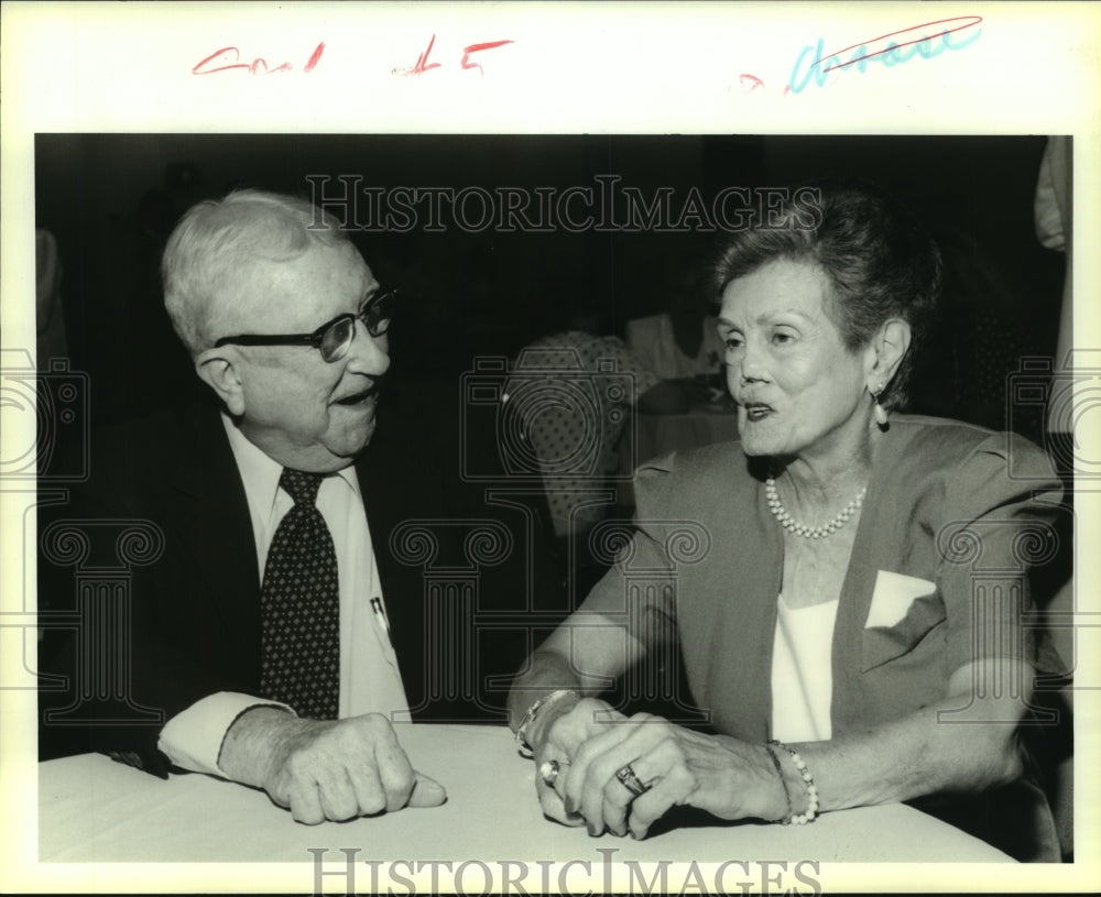 1994 Press Photo Floyd Guillot talking with Toni Averna Gui in a party - Historic Images