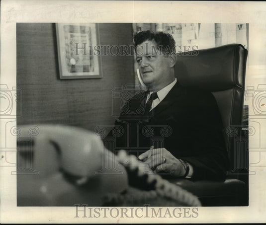 1967 Press Photo Biloxi's young, energetic mayor, Daniel Guice in his office - Historic Images