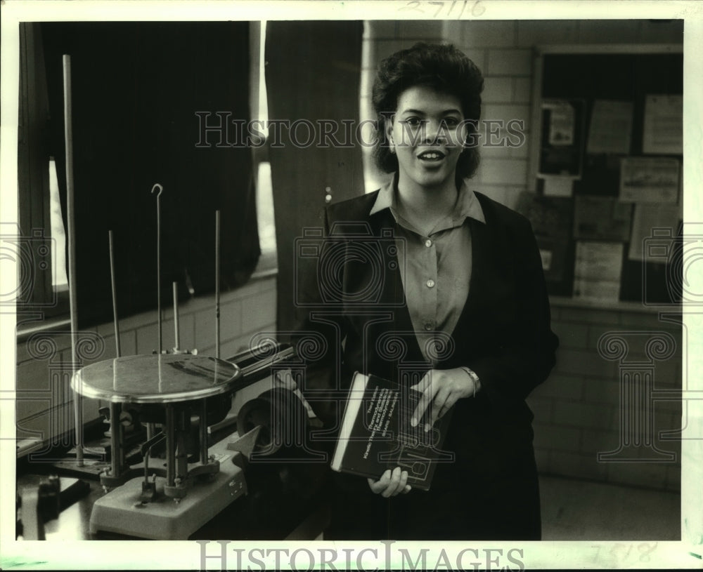 1987 Press Photo Gina Guesnon at Physics lab at Southern University, New Orleans - Historic Images