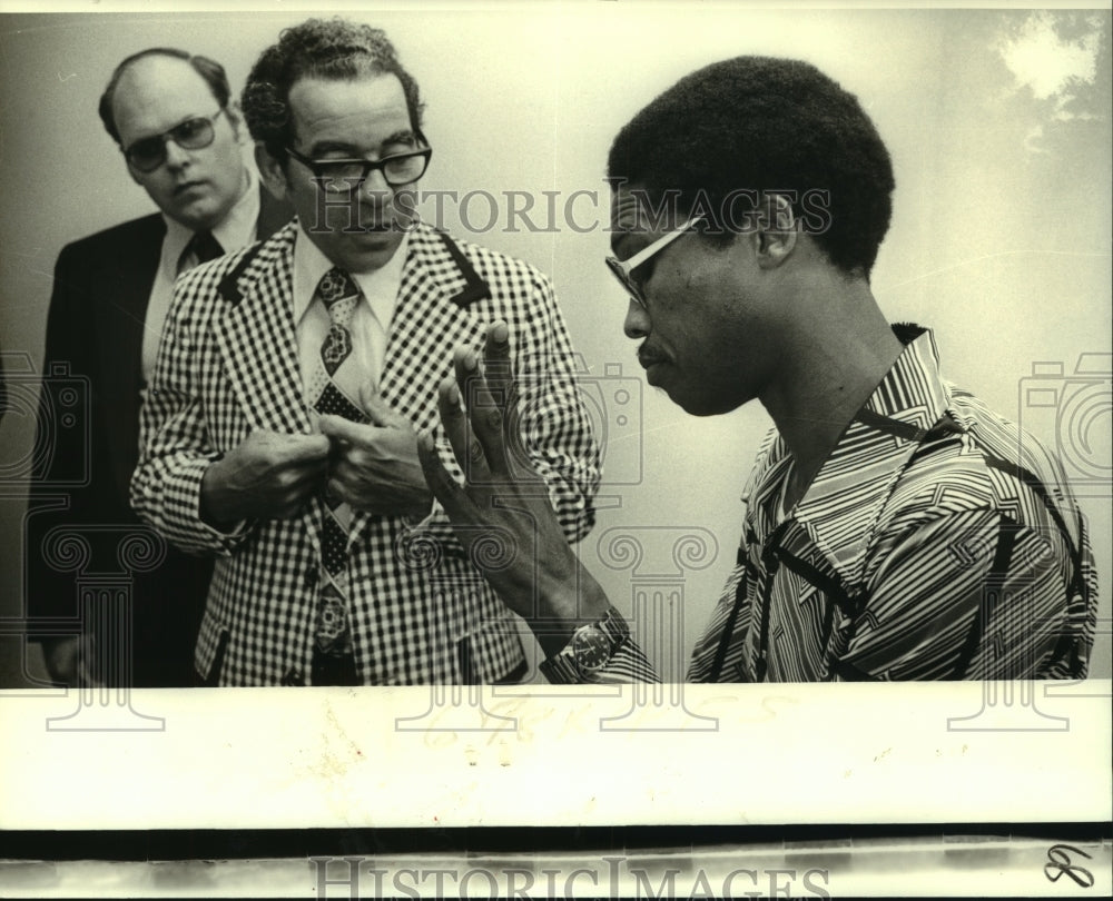 1978 Press Photo Crescent Arms Apartment residents talks to Robert Guesnon - Historic Images