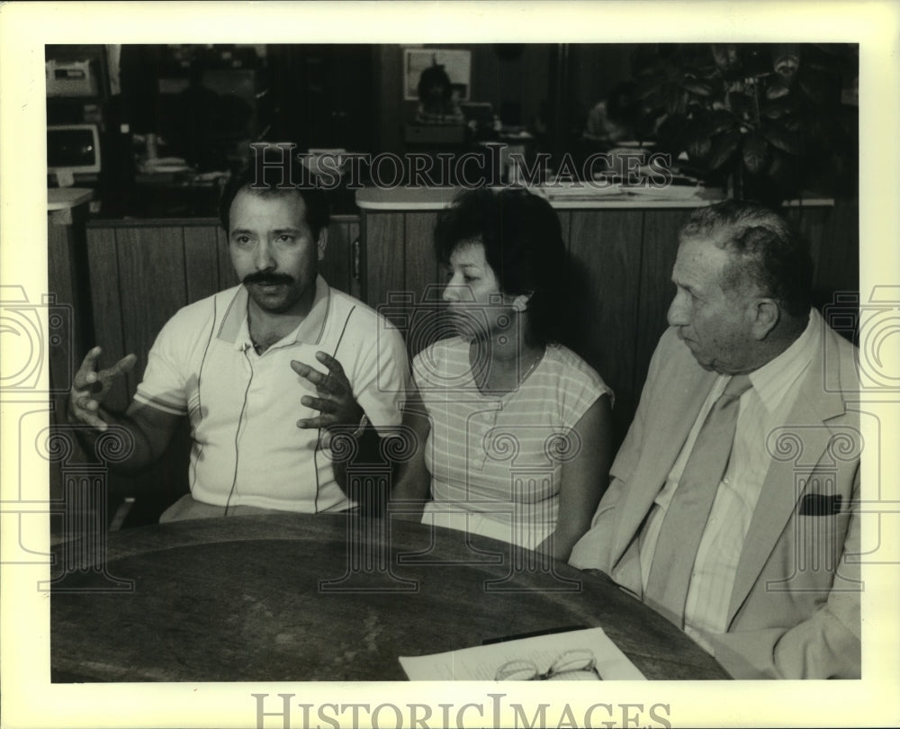 1989 Press Photo Jose &amp; Gilma Guevara with Attorney David Kattan at conference - Historic Images