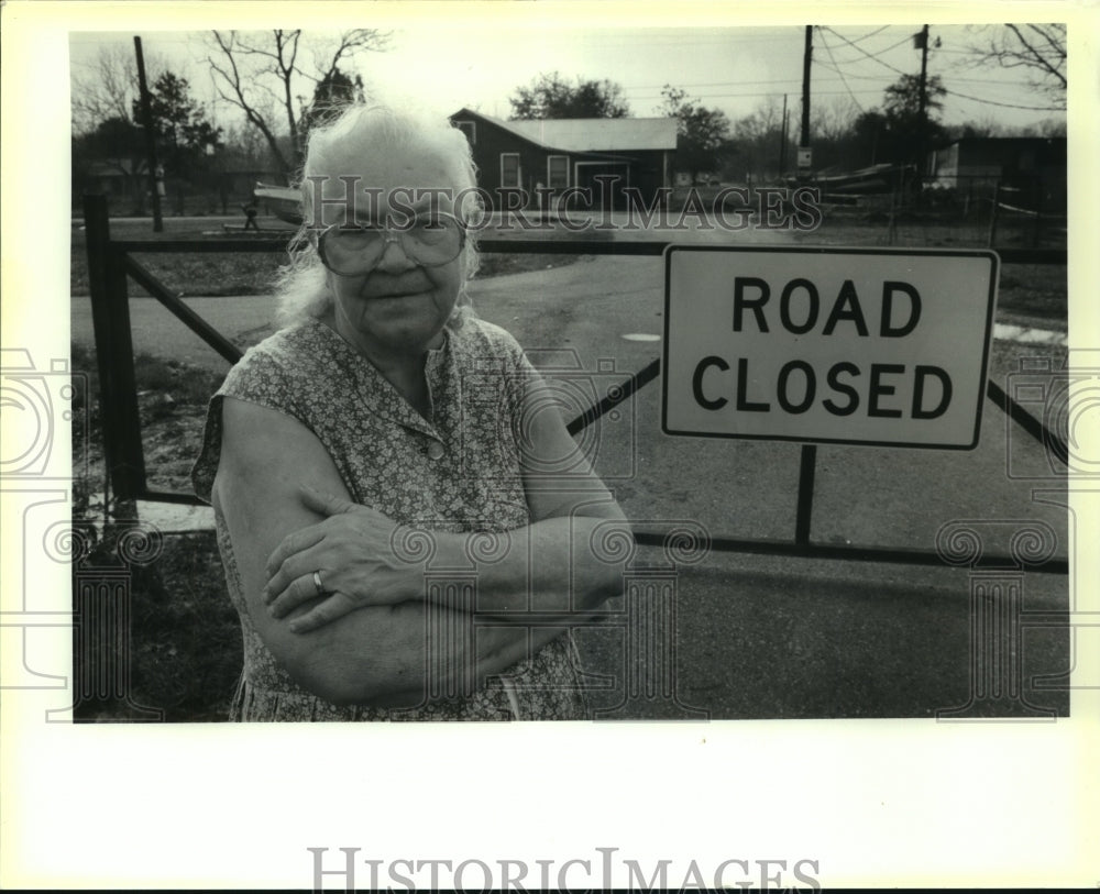 1993 Press Photo Aliene Gueret- Parish put the barricade on part of her property - Historic Images