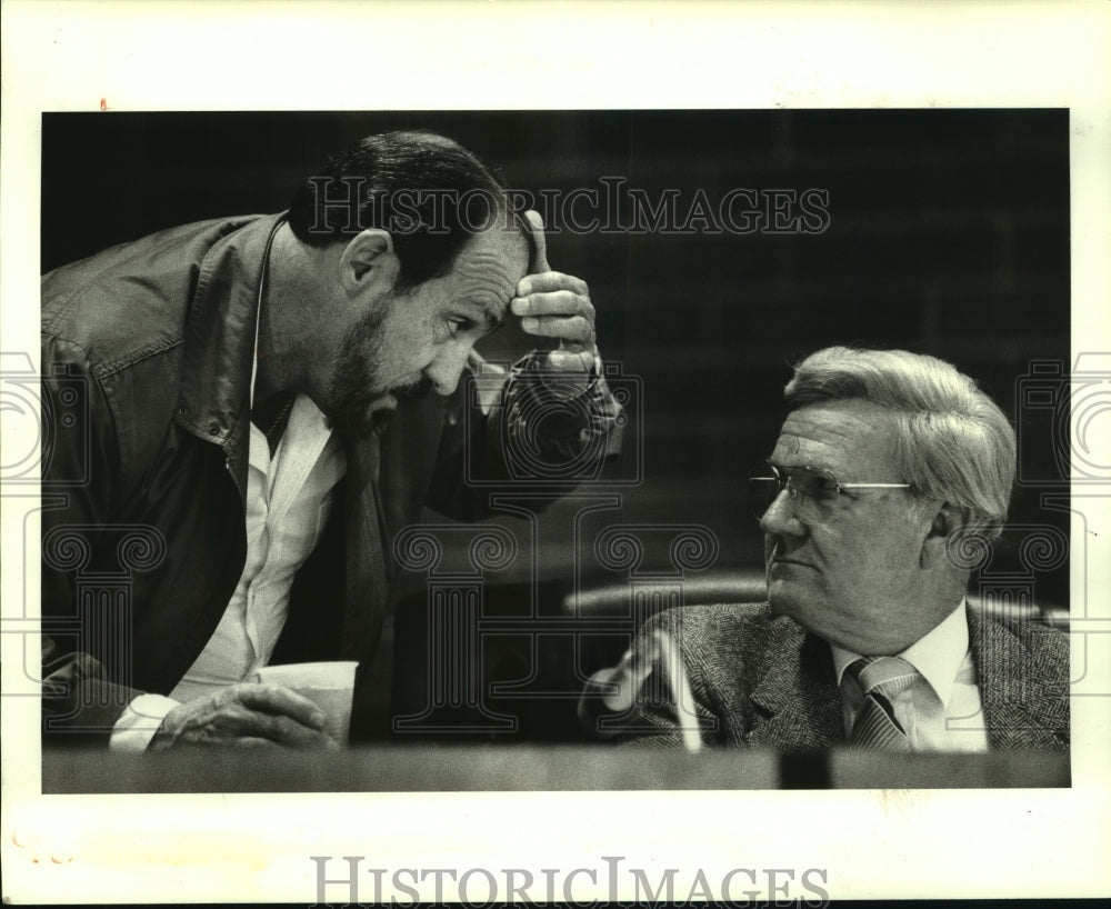 1987 Press Photo Thomas Reed chats with Police Juror Alvin Guillot - Historic Images