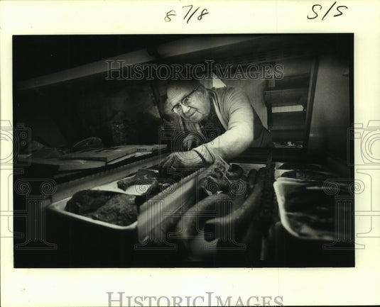 1982 Press Photo Joseph Guarisco, butcher at Von der Haar's since 1965 - Historic Images