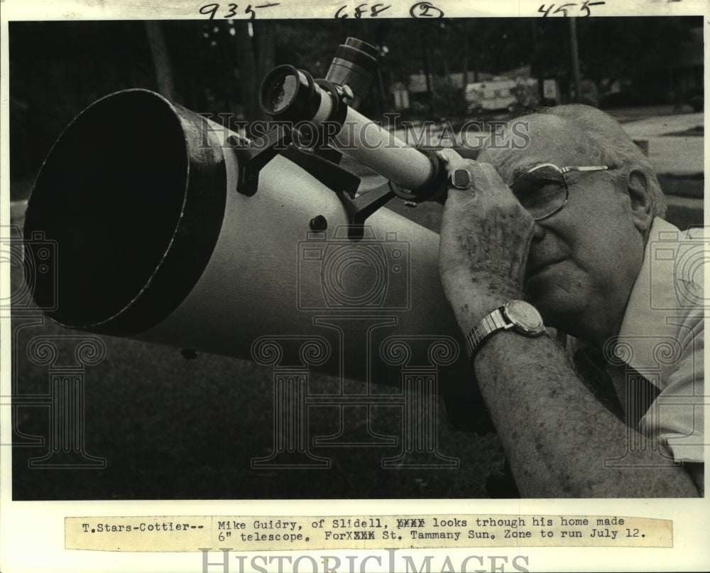 1981 Press Photo Mike Guidry, looks through his home made 6" telescope - Historic Images