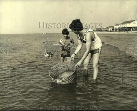 1981 Press Photo Ramona Guidry & Robbie, scoop blue crabs off Grand Isle - Historic Images