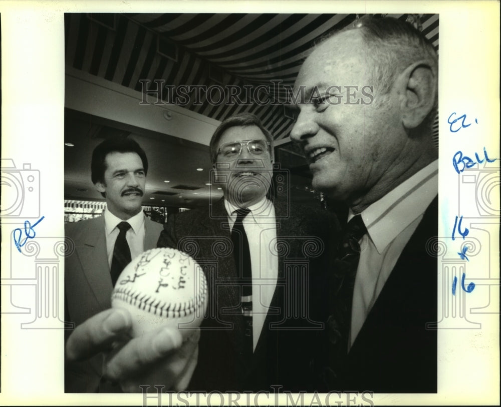 1994 Press Photo Baseball executives lunch about exhibition game in New Orleans - Historic Images