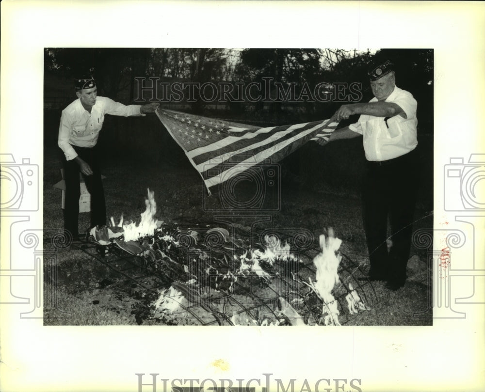 1989 Press Photo Dispose old flag during Veteran&#39;s Day at American Legion - Historic Images