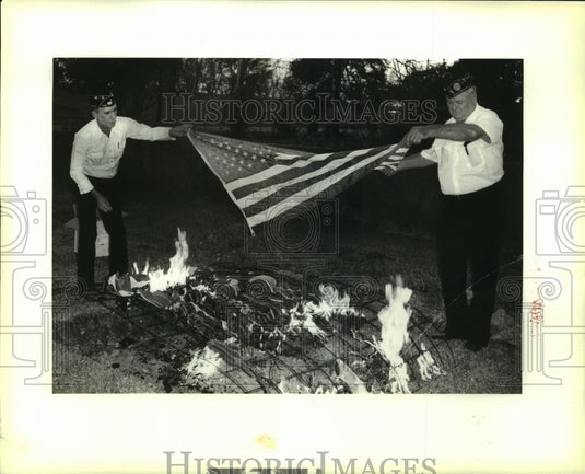 1989 Press Photo Dispose old flag during Veteran's Day at American Legion - Historic Images