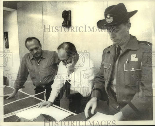 1968 Press Photo Hoffman Guidry arrested after raid in 208 Dakin - nob22557 - Historic Images